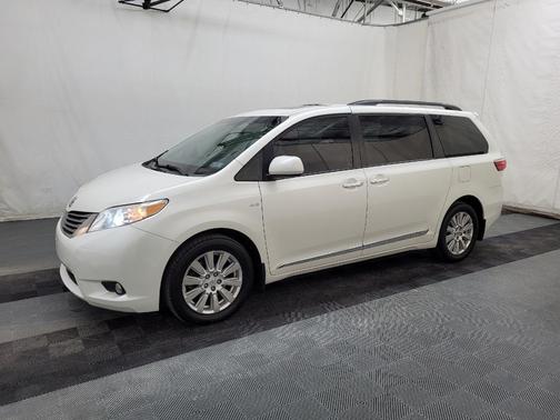 Blizzard Pearl 2017 Toyota Sienna XLE