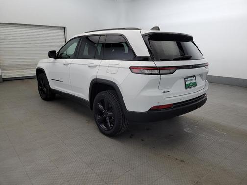 Bright White Clearcoat 2023 Jeep Grand Cherokee Altitude