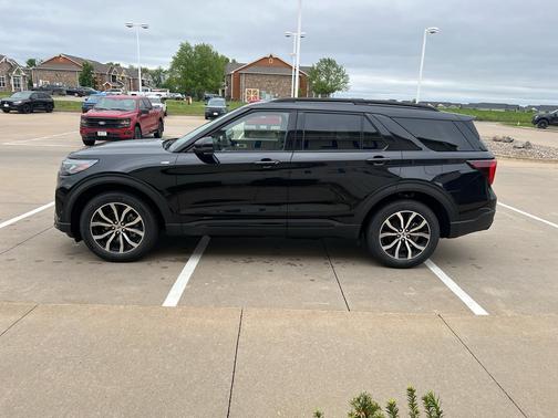 Agate Black Metallic 2026 Ford Explorer ST-Line