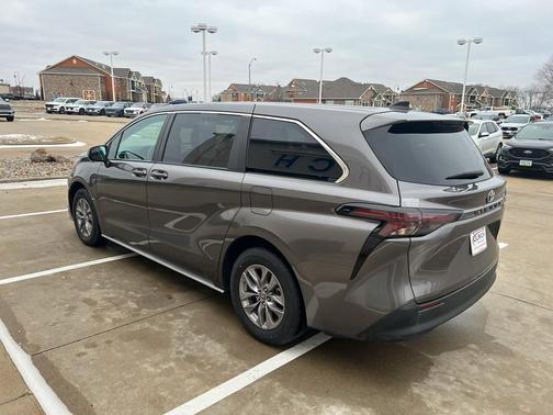 2023 Toyota Sienna LE