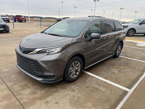 2023 Toyota Sienna LE