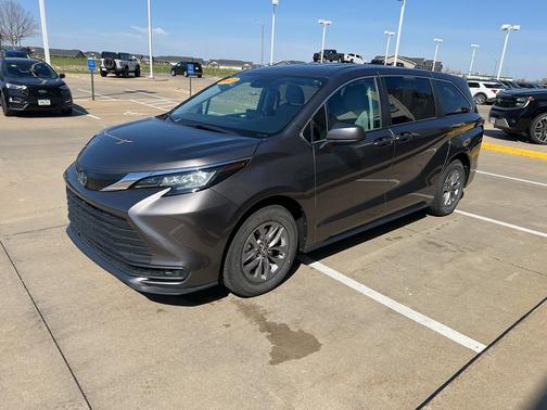 2023 Toyota Sienna LE