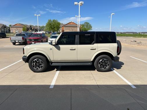 Desert Sand 2025 Ford Bronco Outer Banks