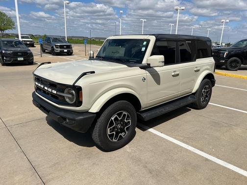Desert Sand 2025 Ford Bronco Outer Banks