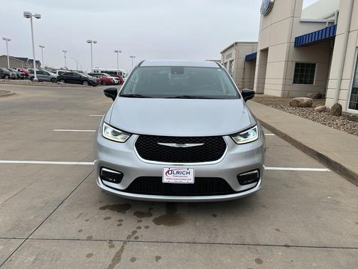 2024 Chrysler Pacifica Touring-L