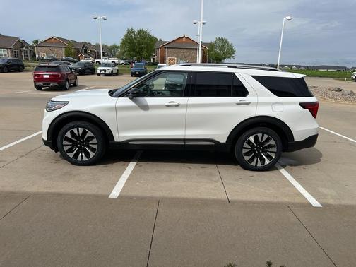 Star White 2026 Ford Explorer Platinum