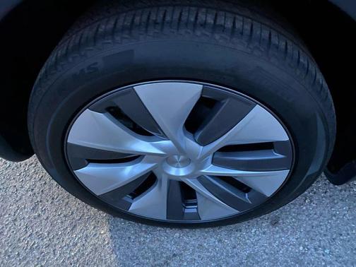 2024 Tesla Model Y Standard Sport Utility 4D