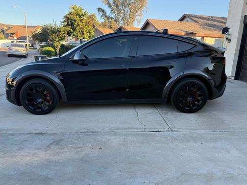 2022 Tesla Model Y Long Range Dual Motor All-Wheel Drive