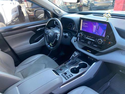 2023 Toyota Highlander Hybrid Platinum
