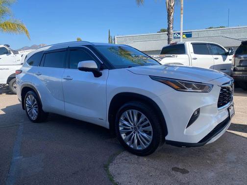2023 Toyota Highlander Hybrid Platinum