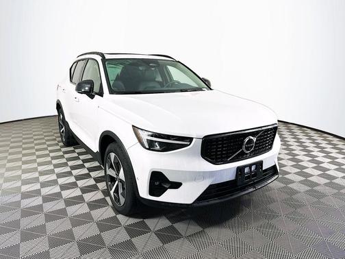 2023 Volvo XC40 B5 Plus Dark Theme