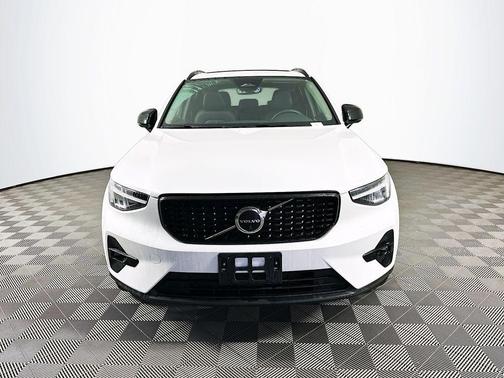 Crystal White Metallic 2023 Volvo XC40 B5 Plus Dark Theme