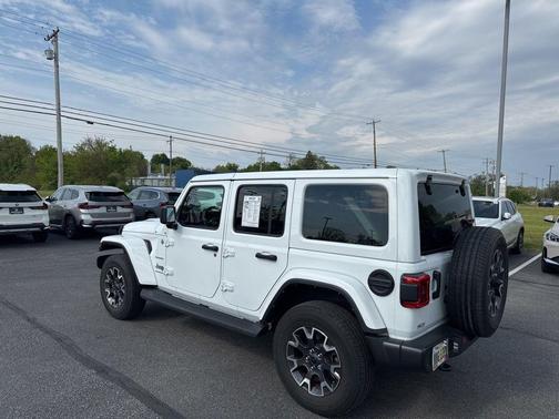 Bright White Clearcoat 2024 Jeep Wrangler 4-Door Sahara 4x4