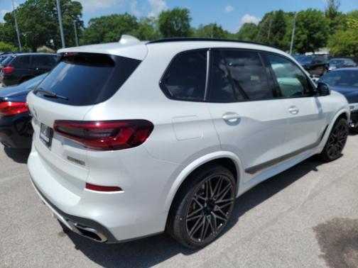 Photo 4 of 10 of 2021 BMW X5 M50i