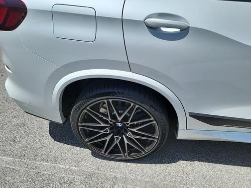 Photo 3 of 10 of 2021 BMW X5 M50i