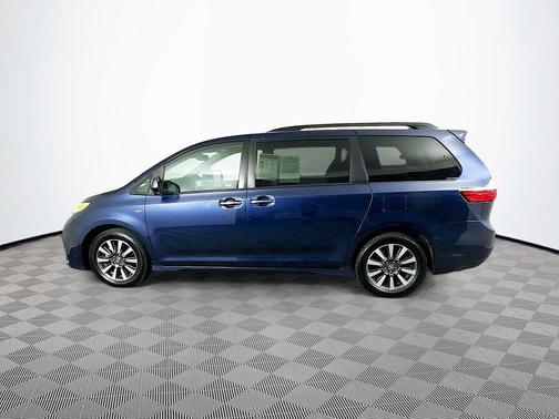 Parisian Night Pearl 2019 Toyota Sienna XLE