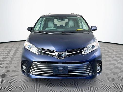 Parisian Night Pearl 2019 Toyota Sienna XLE