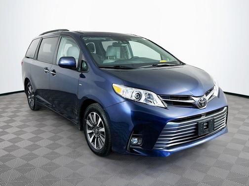Parisian Night Pearl 2019 Toyota Sienna XLE