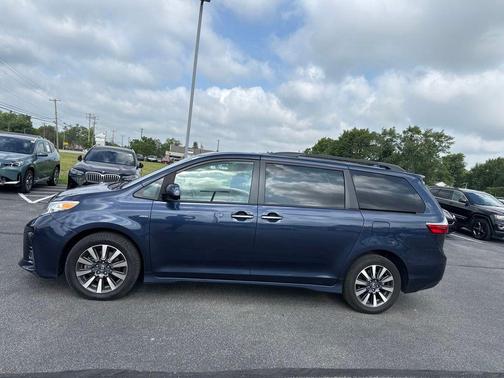 Parisian Night Pearl 2019 Toyota Sienna XLE