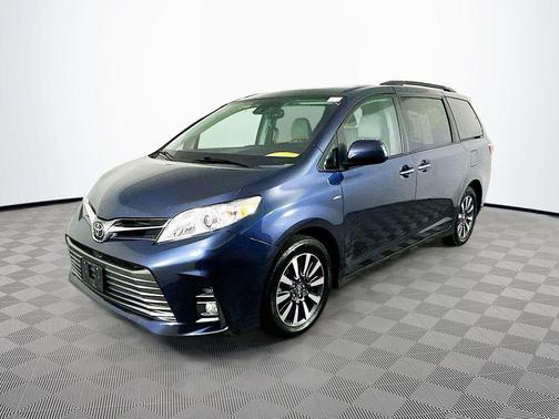 Parisian Night Pearl 2019 Toyota Sienna XLE