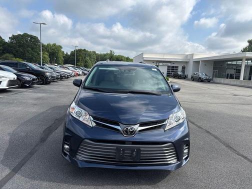 Parisian Night Pearl 2019 Toyota Sienna XLE