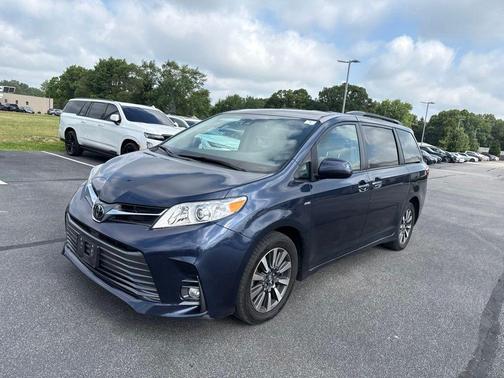 Parisian Night Pearl 2019 Toyota Sienna XLE