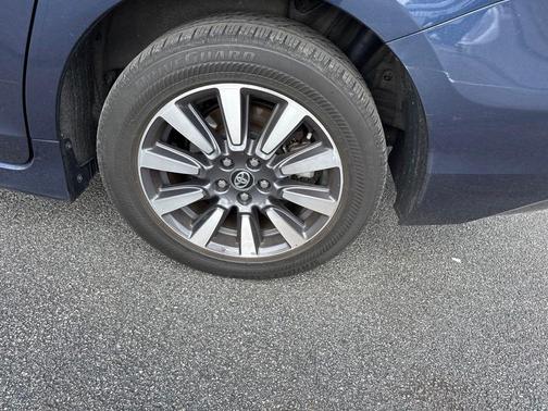 Parisian Night Pearl 2019 Toyota Sienna XLE