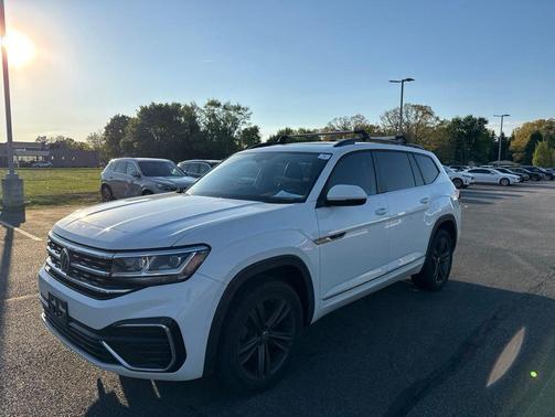 Pure White 2021 Volkswagen Atlas 3.6L SE w/Technology