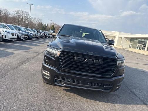 Diamond Black Crystal Pearlcoat 2025 RAM 1500 Laramie