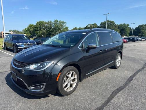 Brilliant Black Crystal Pearlcoat 2019 Chrysler Pacifica Limited