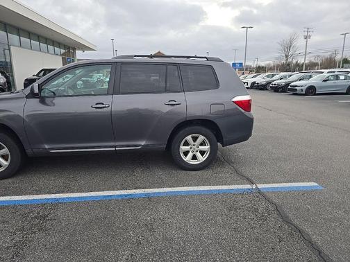 Magnetic Gray Metallic 2010 Toyota Highlander SE