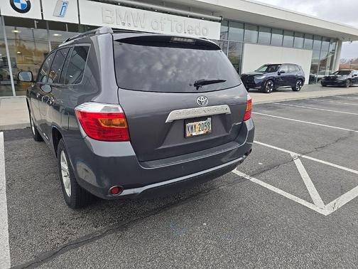Magnetic Gray Metallic 2010 Toyota Highlander SE