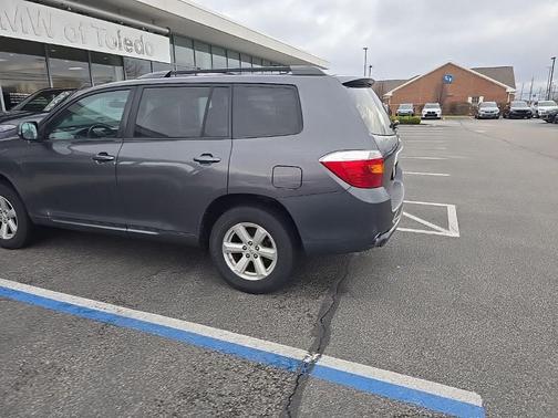 Magnetic Gray Metallic 2010 Toyota Highlander SE