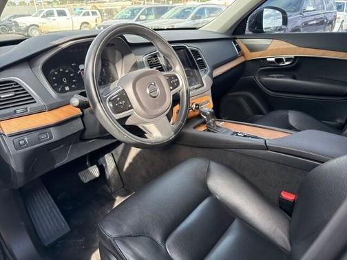 2022 Volvo XC90 T6 Momentum 7 Passenger