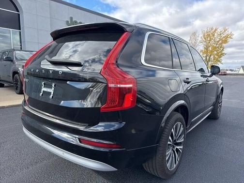 2022 Volvo XC90 T6 Momentum 7 Passenger
