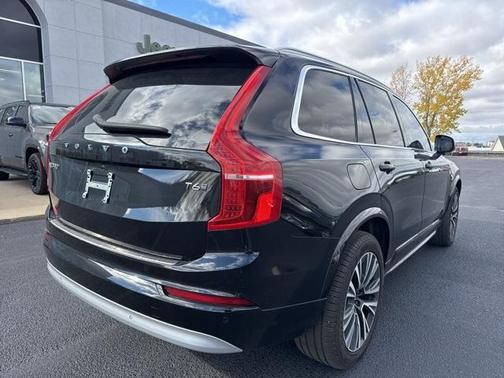 2022 Volvo XC90 T6 Momentum 7 Passenger
