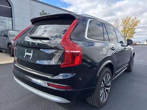 2022 Volvo XC90 T6 Momentum 7 Passenger