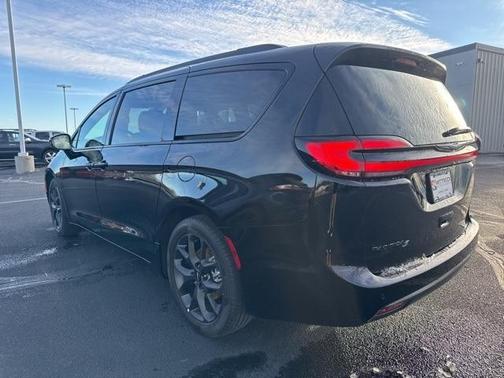 2024 Chrysler Pacifica Touring-L