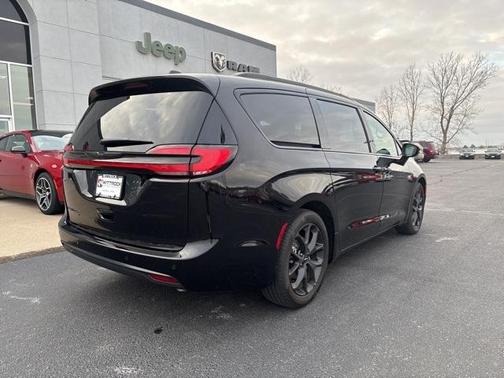 2024 Chrysler Pacifica Touring-L