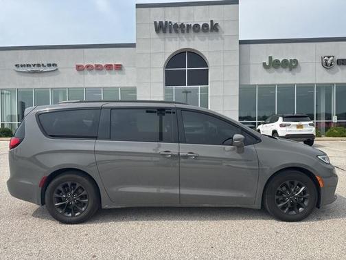 2022 Chrysler Pacifica Touring-L