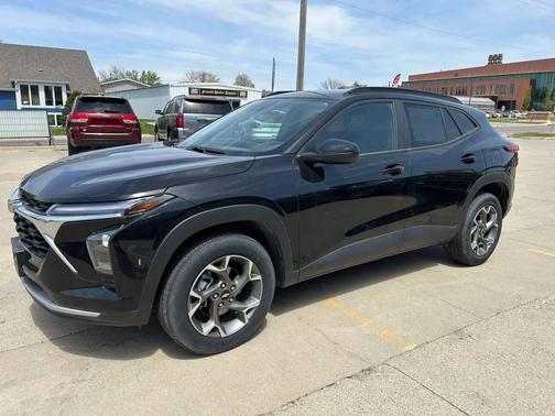 Mosaic Black Metallic 2025 Chevrolet Trax LT
