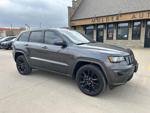 Granite Crystal Metallic Clearcoat 2018 Jeep Grand Cherokee Altitude