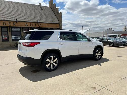 Iridescent Pearl Tricoat 2020 Chevrolet Traverse LT Leather
