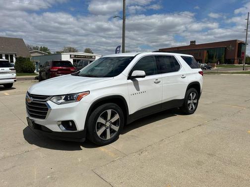 Iridescent Pearl Tricoat 2020 Chevrolet Traverse LT Leather
