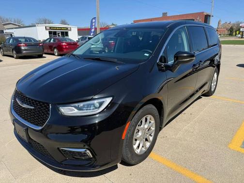 Brilliant Black Crystal Pearlcoat 2023 Chrysler Pacifica Touring L