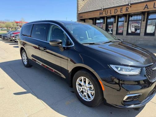 Brilliant Black Crystal Pearlcoat 2023 Chrysler Pacifica Touring L