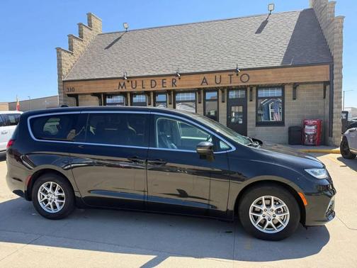 Brilliant Black Crystal Pearlcoat 2023 Chrysler Pacifica Touring L