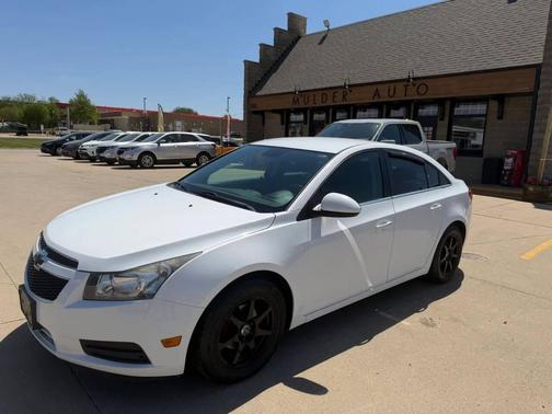 White 2014 Chevrolet Cruze 1LT