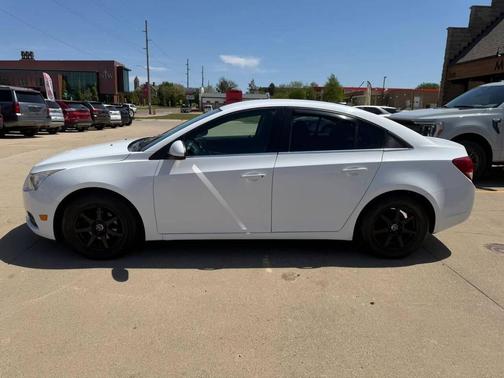 White 2014 Chevrolet Cruze 1LT