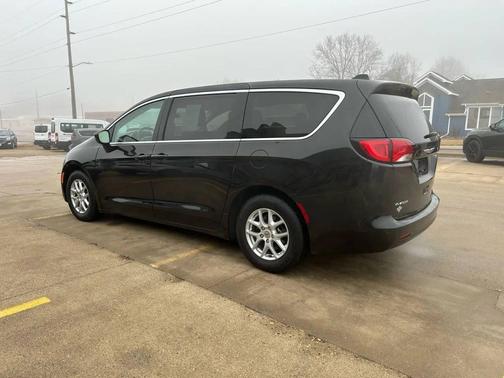 Brilliant Black Crystal Pearlcoat 2021 Chrysler Voyager LX